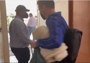 Diputado con cobija y maleta 