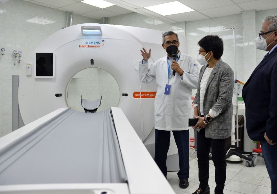 Entrega Lilia Cedillo nuevo equipo de tomografía al HUP