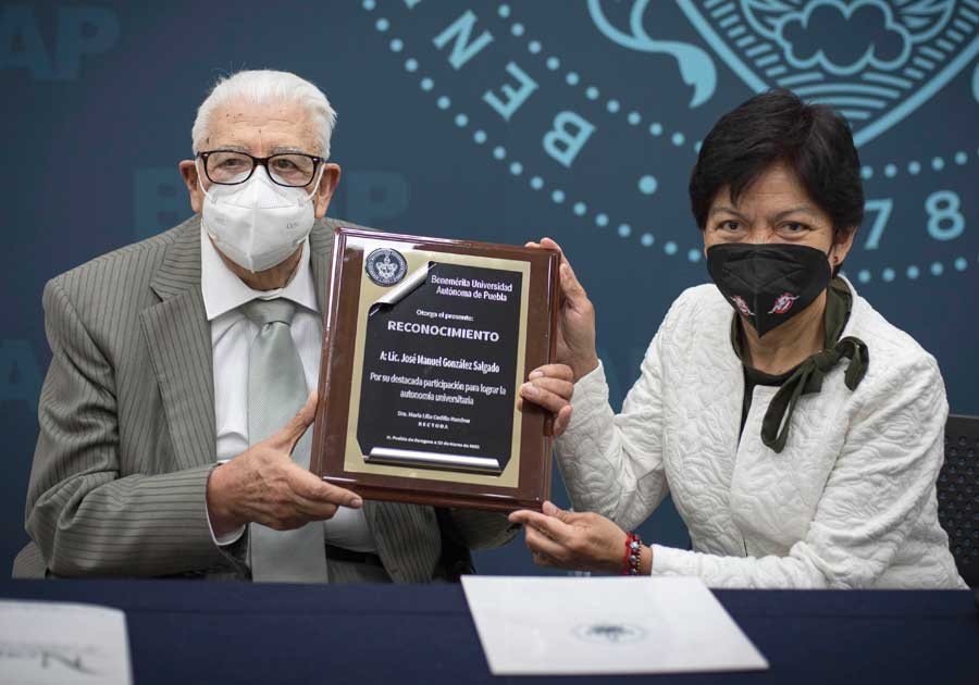 Reconocen a J. Manuel Gonz&aacute;lez Salgado por su aportaci&oacute;n a la autonom&iacute;a universitaria