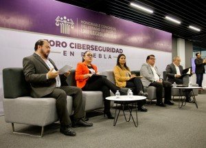 Necesario tipificar ciberasedio para garantizar seguridad y justicia: panelistas en Foro de Divulgación