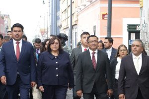 Poderes del Estado colocan Bando Solemne de Fiestas Patrias 2024 en la sede del Congreso