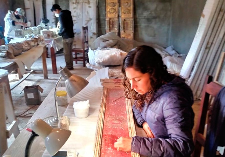 Restauran de retablo del Templo michoacano