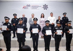 Entrega Lupita Cuautle uniformes a policías de San Andrés Cholula