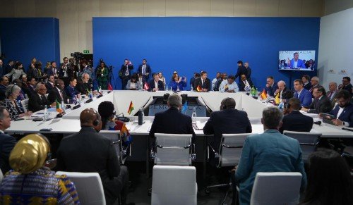 Presidenta Sheinbaum propone en IV Cumbre 10% del gasto mundial en armamento a reforestaci&oacute;n