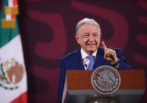 Bromea AMLO con Biden sobre endurecer visa a estadounidenses que viajen a México