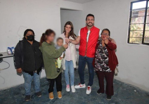 Familia recibe casa de manos del diputado To&ntilde;o L&oacute;pez