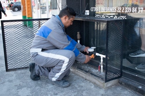Refuerza Agua de Puebla reparaci&oacute;n de fugas de agua potable, ante el aumento de presi&oacute;n en tuber&iacute;a