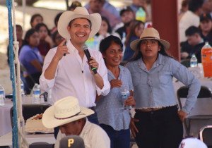 Destaca Eduardo Rivera el trabajo de las mujeres mixtecas