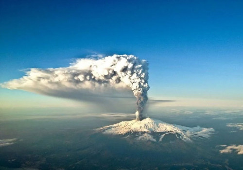 El monte Etna entra en erupción; suspenden vuelos