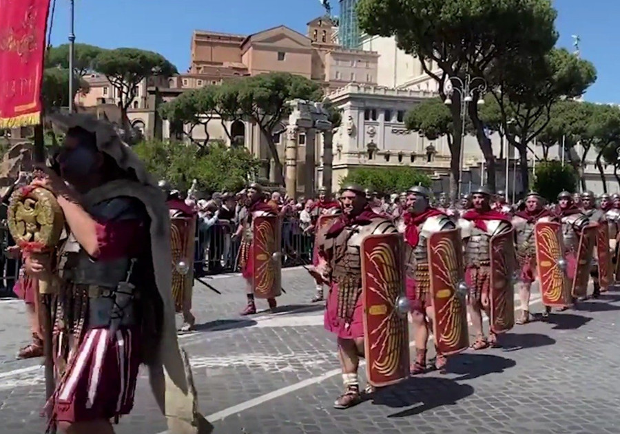 Roma conmemora su 2,777 aniversario con un gran desfile por las calles de la Ciudad Eterna