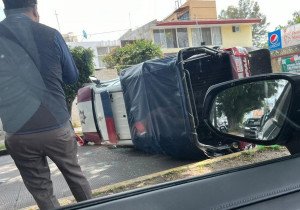 Con todo y ediles vuelca en Puebla patrulla de Tecomatlán