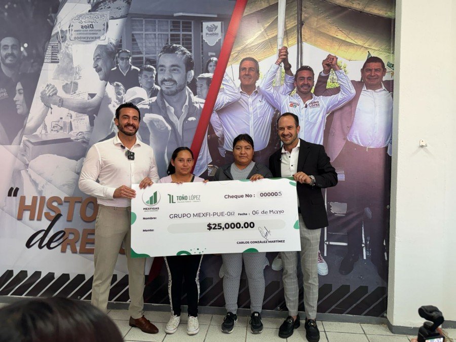 Toño López entrega microcréditos solidarios en Puebla a través de Mexfigas para impulsar emprendedoras locales