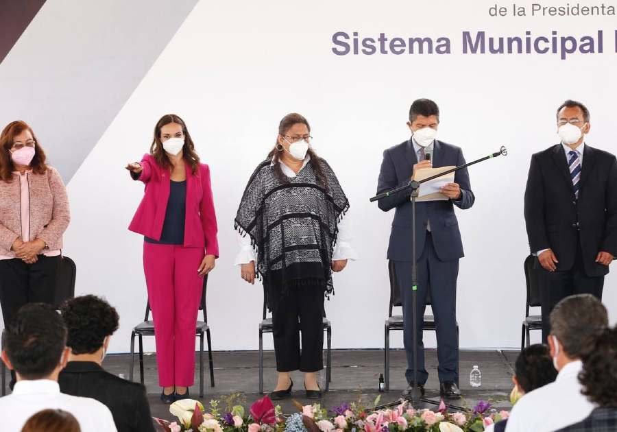 Acompa&ntilde;ada de Rosario Orozco, Liliana Ortiz asume presidencia del DIF Municipal