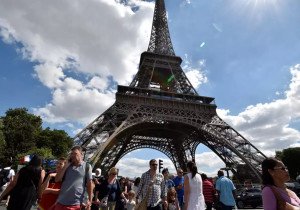 Desalojan la Torre Eiffel por hombre escalando horas antes de la clausura olímpica