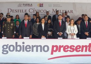 Con desfile y entrega de medalla &ldquo;Carmen Serd&aacute;n&rdquo;, Puebla conmemora 113 Aniversario de la Revoluci&oacute;n Mexicana