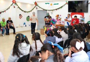 Luchadores poblanos consienten a infancias y juventudes del SEDIF