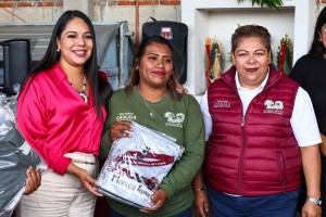 Tonantzin Fern&aacute;ndez entrega 75 uniformes al personal de limpia de San Pedro Cholula