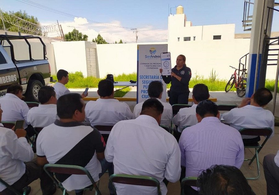 Crea prevención del delito de San Andrés Cholula red de botones de alertamiento con gremio de taxistas