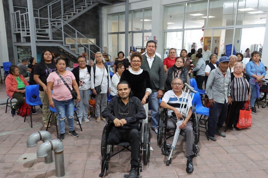 Entrega SMDIF aparatos funcionales para mejorar calidad de vida
