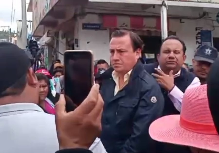 A gritos exigen renuncia de Mier Bañuelos y casi lo hacen llorar
