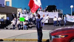 Se manifiestan jubilados de CFE contra reforma que recorta las pensiones