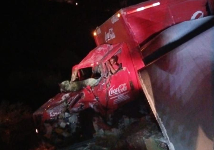 Volcadura de camión de Coca Cola ocasiona cierre carretero en la Mixteca