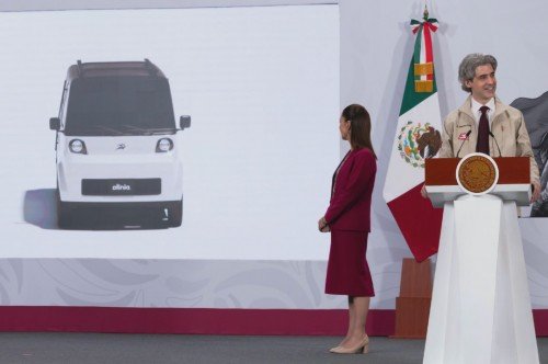 Sheinbaum presenta prototipo del miniveh&iacute;culo el&eacute;ctrico mexicano Olinia