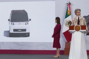 Sheinbaum presenta prototipo del miniveh&iacute;culo el&eacute;ctrico mexicano Olinia
