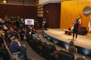 Claudia Rivera Vivanco llama a los jóvenes a tomar su lugar en la política
