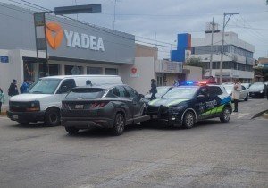 Choca conductor contra patrulla de la polic&iacute;a en Puebla capital