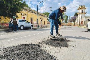 Gobierno de Juan Manuel Alonso mejora vialidades con bacheo en Texmelucan
