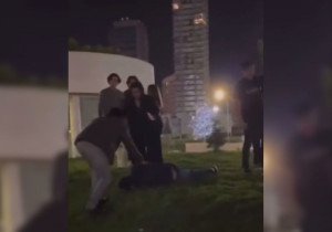 Golpean jóvenes a muchacho en Isla de Angelópolis y lo dejan grave