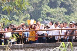 Rehabilitarán gobierno federal y estatal puente que comunica a Zihuateutla y Tlaola