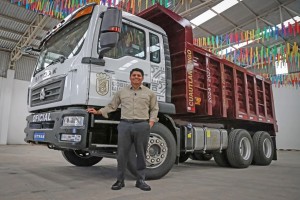 Fortalece Omar Mu&ntilde;oz el parque vehicular con nuevo cami&oacute;n