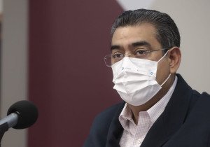 Analizan Sergio Salomón y Jorge Nuño modernización del aeropuerto