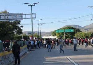 Mantienen bloqueo en autopista del Sol; retienen 13 policías y guardias nacionales