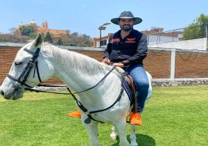 Realiza Ram&oacute;n Fern&aacute;ndez Solana cabalgata en San Pedro Cholula para promover el voto.