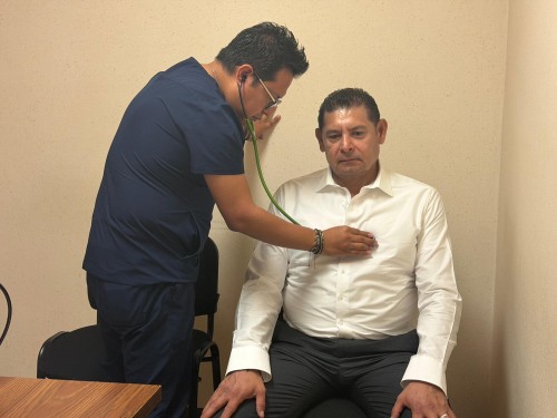 Alejandro Armenta se somete a revisi&oacute;n m&eacute;dica en el ISSSTEP tras dolor de espalda