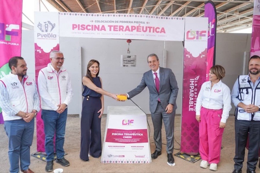 Pepe Chedraui y MariElise Budib colocan primera piedra de la piscina terap&eacute;utica del CMERI