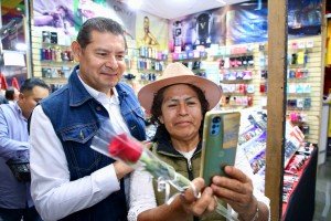 El gobernador Alejandro Armenta celebra el Día de las Madres en la Feria de Puebla