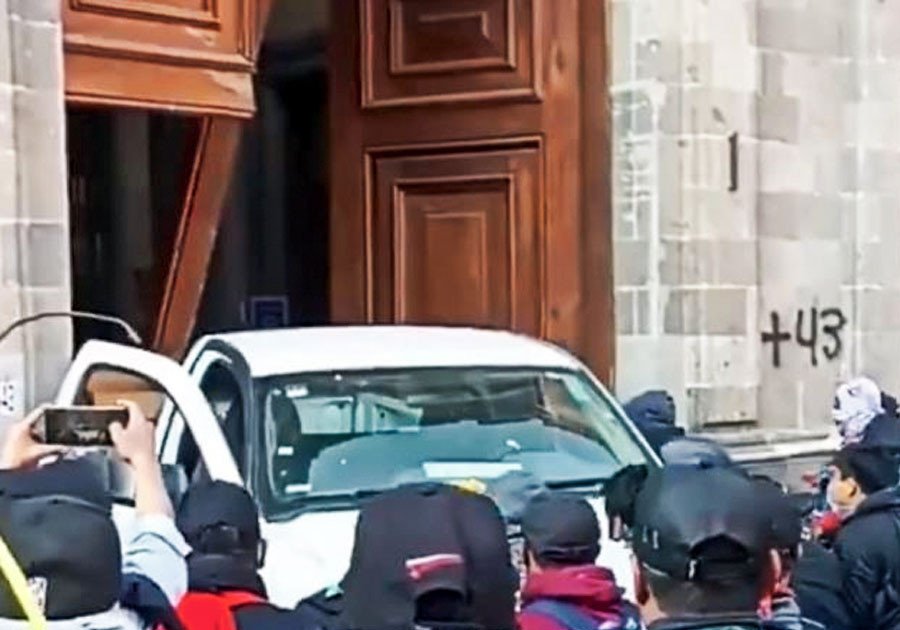 Derriban normalista de Ayotzinapa puerta de Palacio Nacional