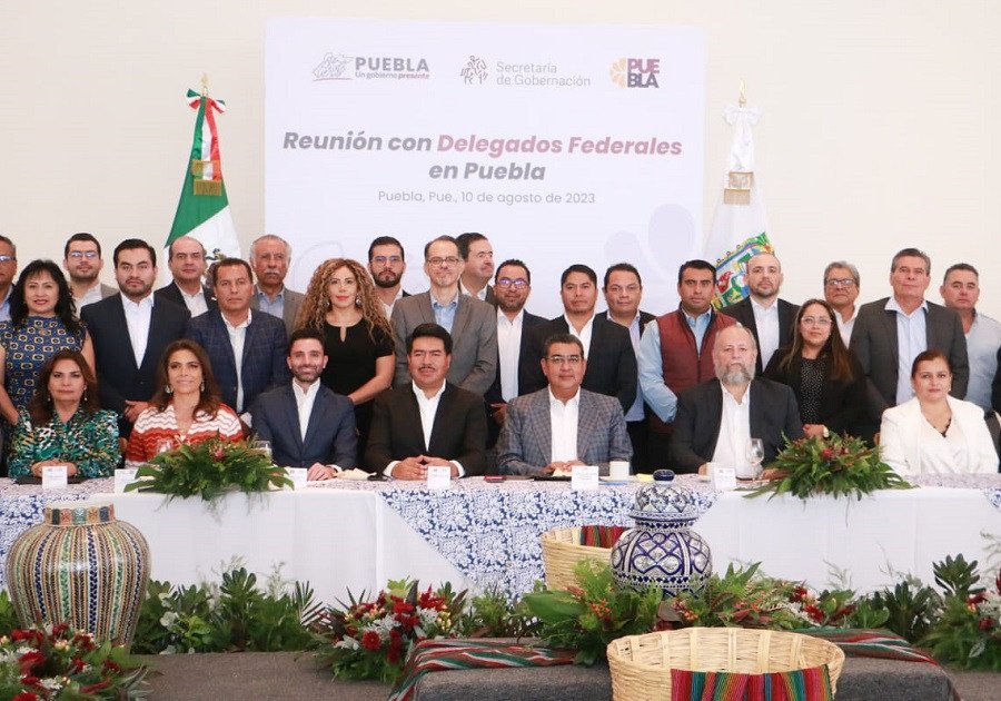 El gobernador Sergio Salom&oacute;n sostuvo una reuni&oacute;n de trabajo con delegados federales, secretarias y secretarios del gabinete estatal