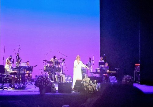 Denisse de Kalafe emociona en el Teatro de la Ciudad Esperanza Iris