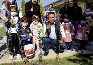 Encabeza Tlatehui reforestación en el preescolar del CEDAT