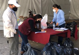 Responden poblanos al llamado del gobernador; acuden con víveres al centro de acopio del SEDIF