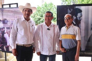 Destaca P&aacute;vel Gaspar legado humanista de Gilberto Bosques, durante exposici&oacute;n fotogr&aacute;fica en Chiautla de Tapia