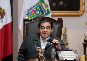 Pide Barbosa a servidores no mantener relaciones peligrosas