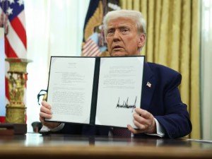 Trump lanza arancel del 25% a autos importados