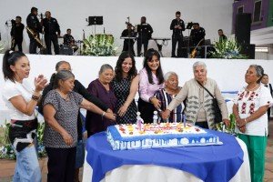 Lupita Cuautle celebra a personas adultas mayores en su día