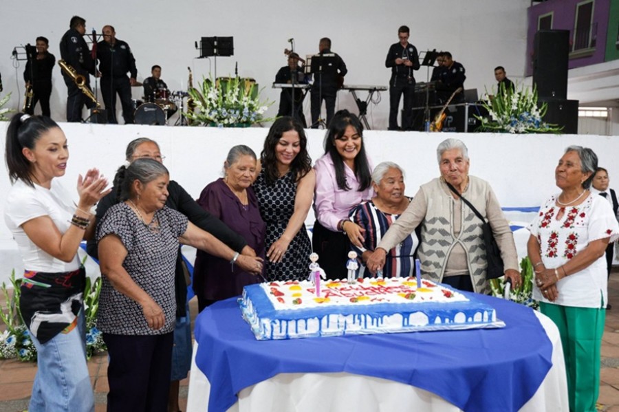 Lupita Cuautle celebra a personas adultas mayores en su día